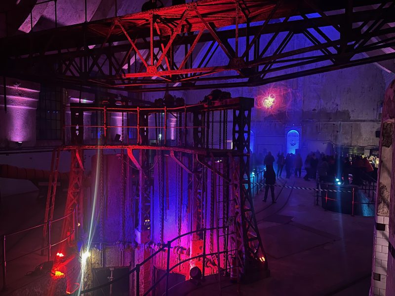 Technische Einbauten mit roter und blauer Lichtinszenierung