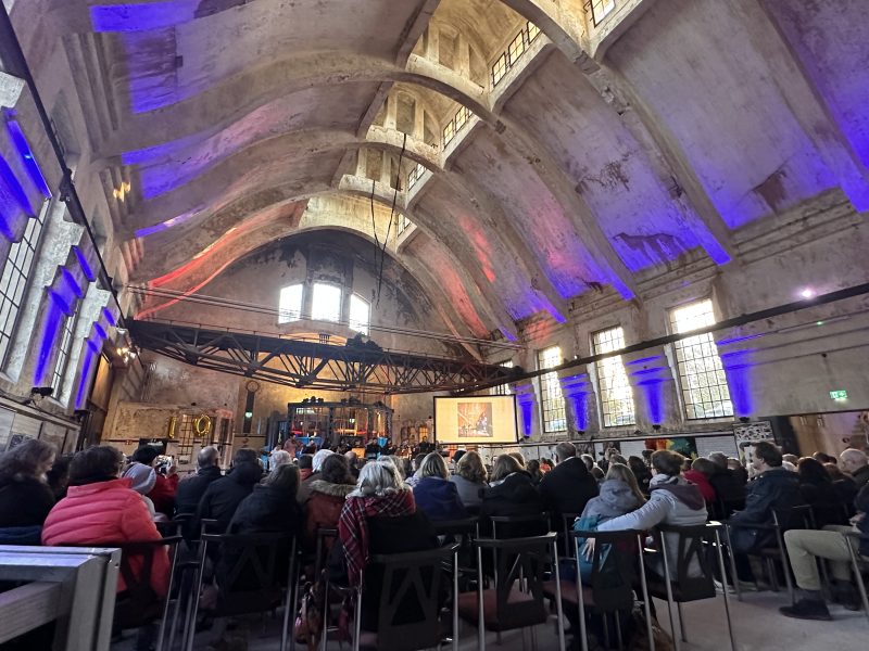 Tagung mit Reihenbestuhlung und Bühnenlicht