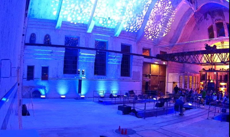 Blau beleuchtete Halle bei einer Abendveranstaltung