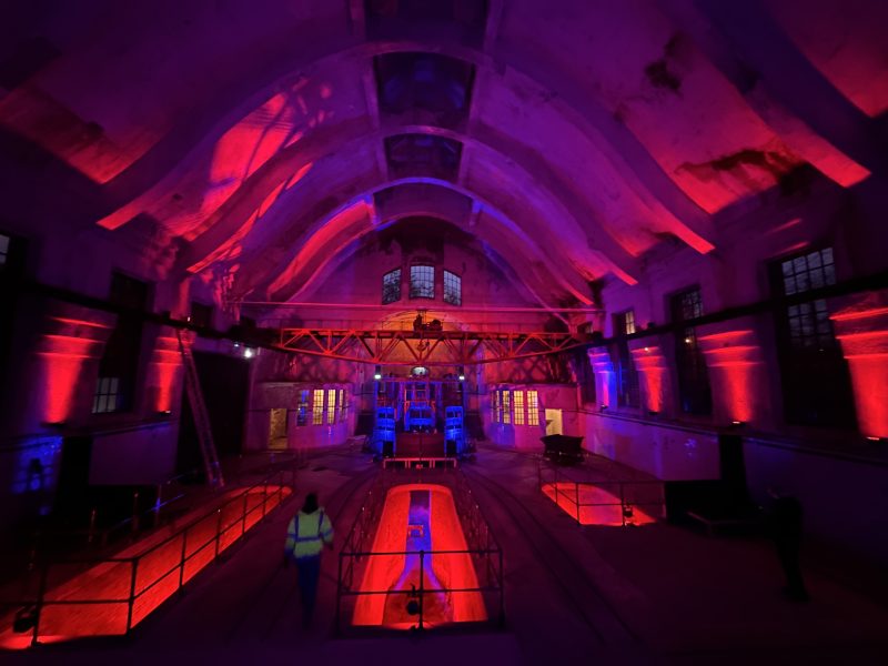 Klärhalle mit roter und violetter Architekturbeleuchtung