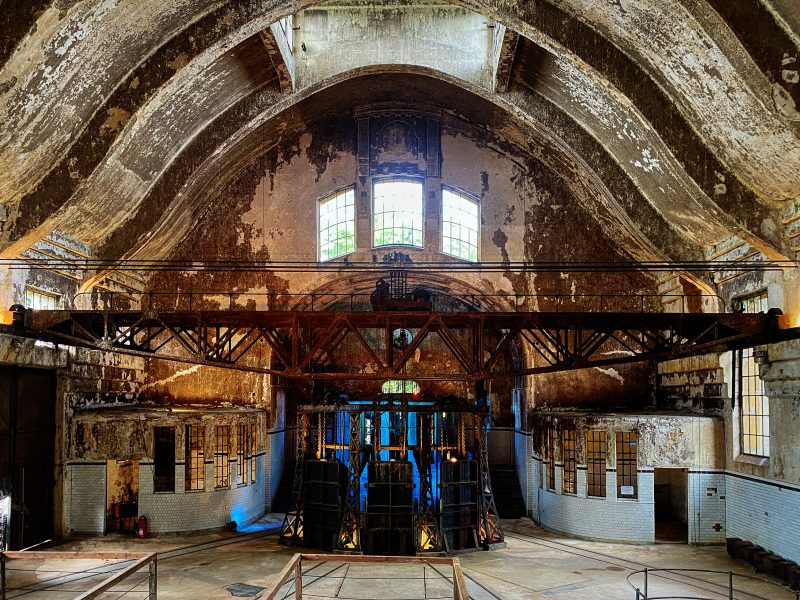 Historische Architektur und technische Anlage in der Klärhalle