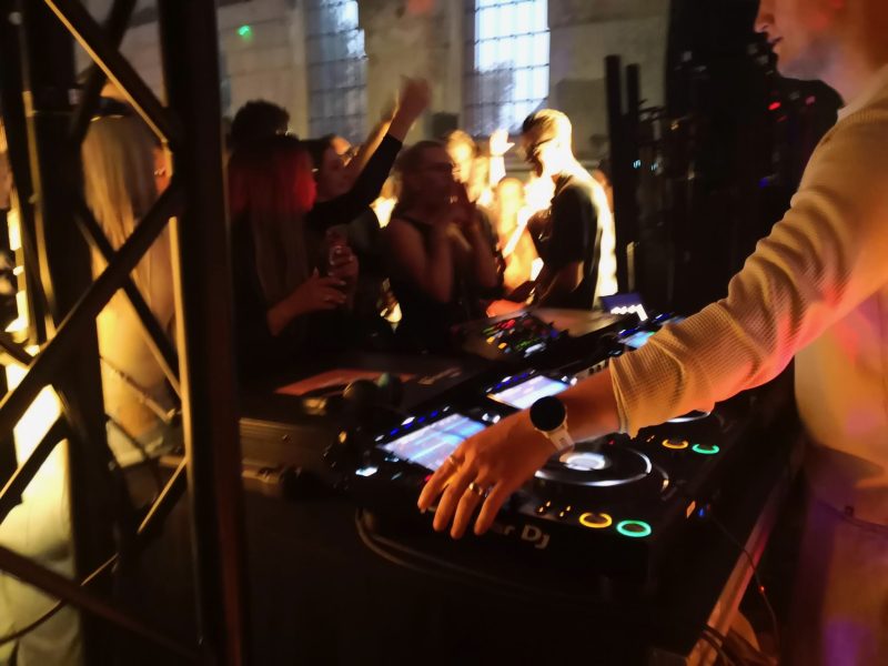 DJ bei einer Veranstaltung im Historischen Klärwerk