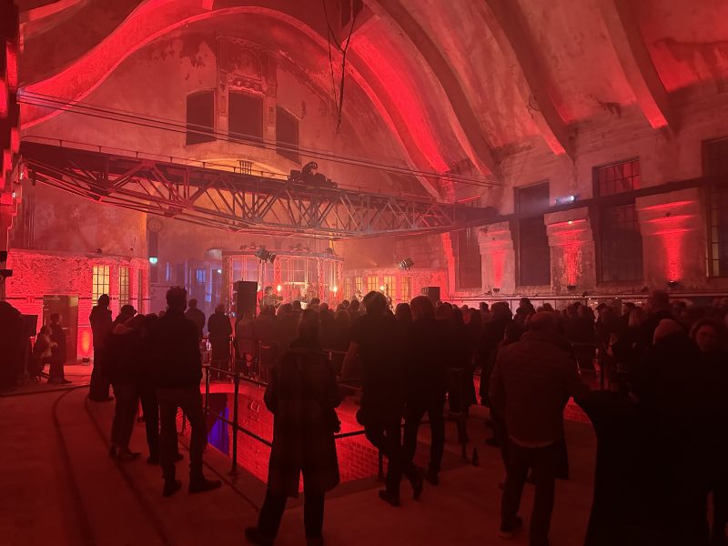 Feier mit roter Lichtstimmung in der Klärhalle