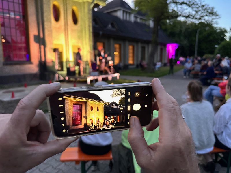 Open-Air-Veranstaltung auf dem Außengelände des Klärwerks