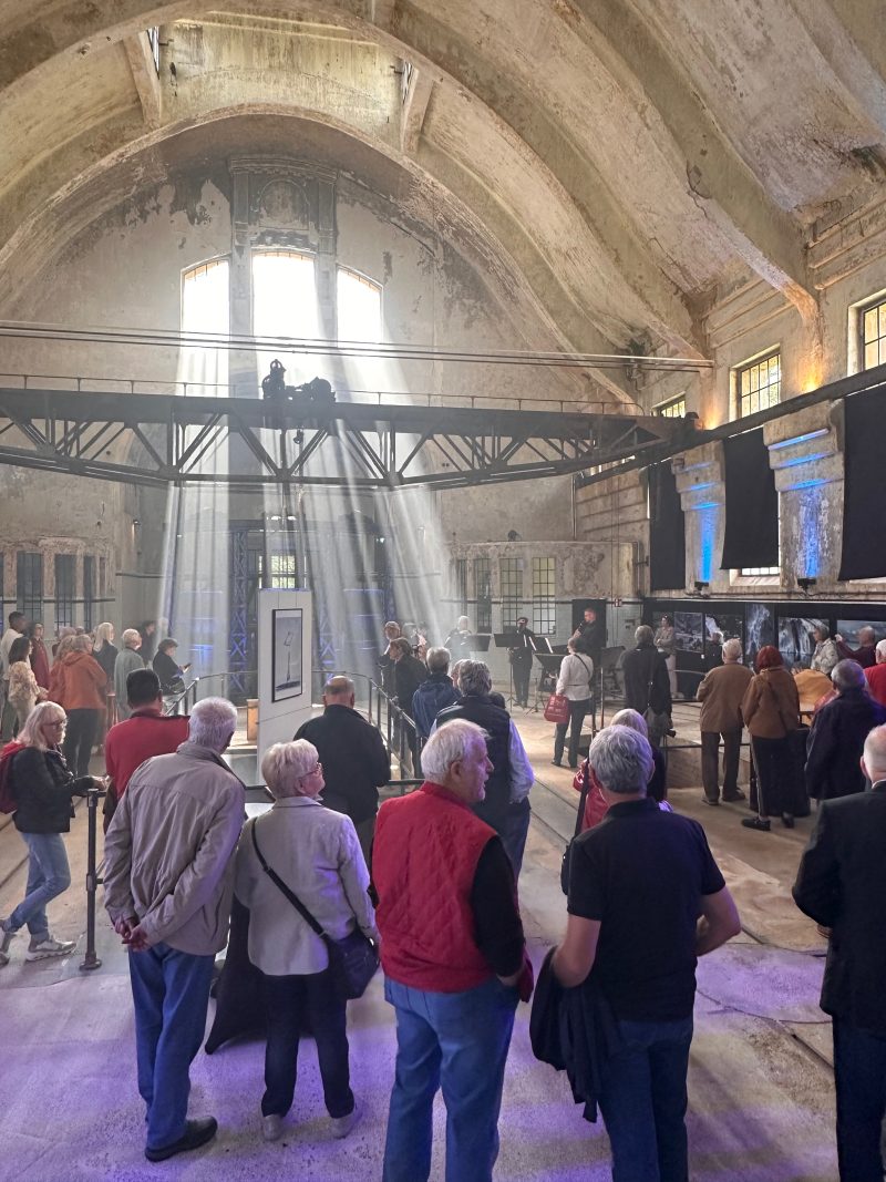 Besuchergruppe zwischen den historischen Einbauten