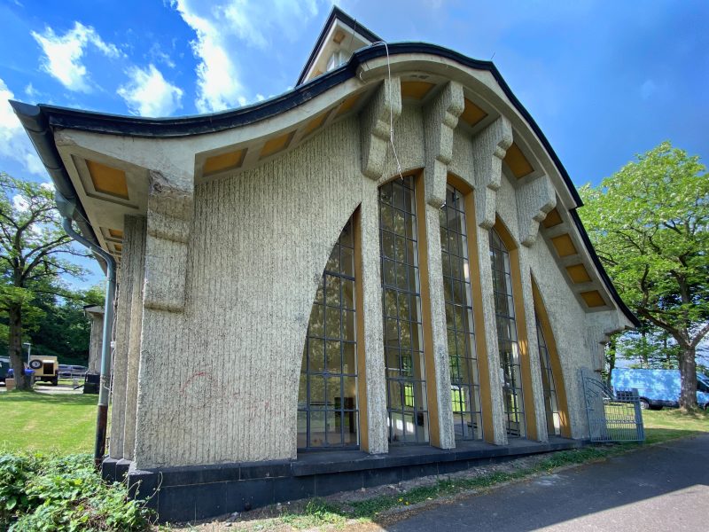 Seitliche Fassade des denkmalgeschützten Klärwerks