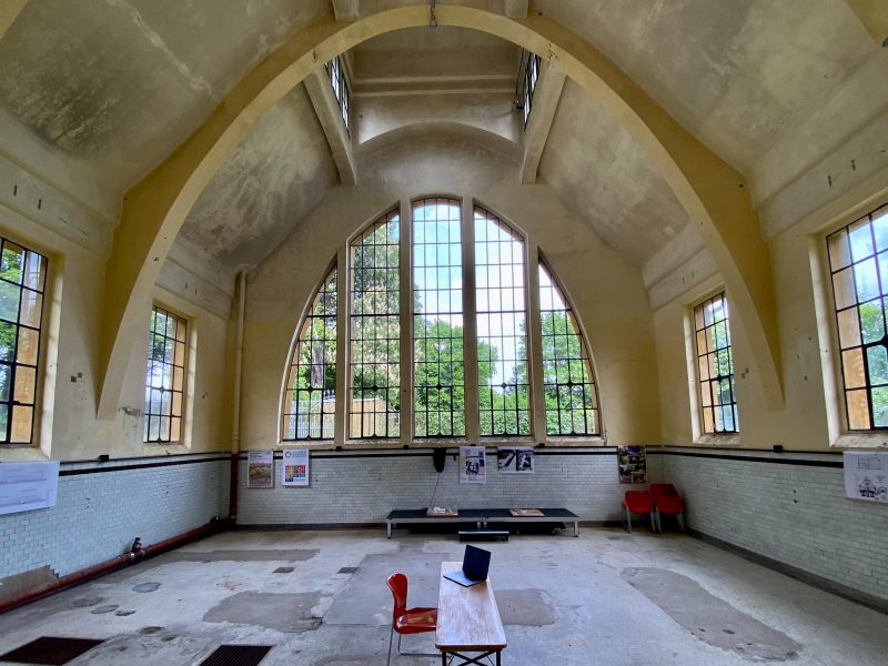 Leere Halle des Historischen Klärwerks mit großem Rundbogenfenster