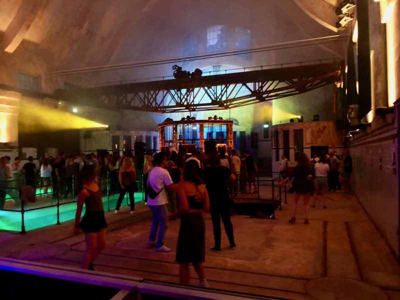 Tanzfläche und Bar bei einer Abendveranstaltung