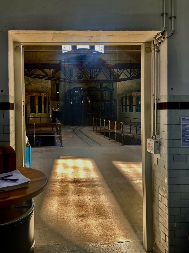 Sonnenlicht im historischen Durchgang des Klärwerks