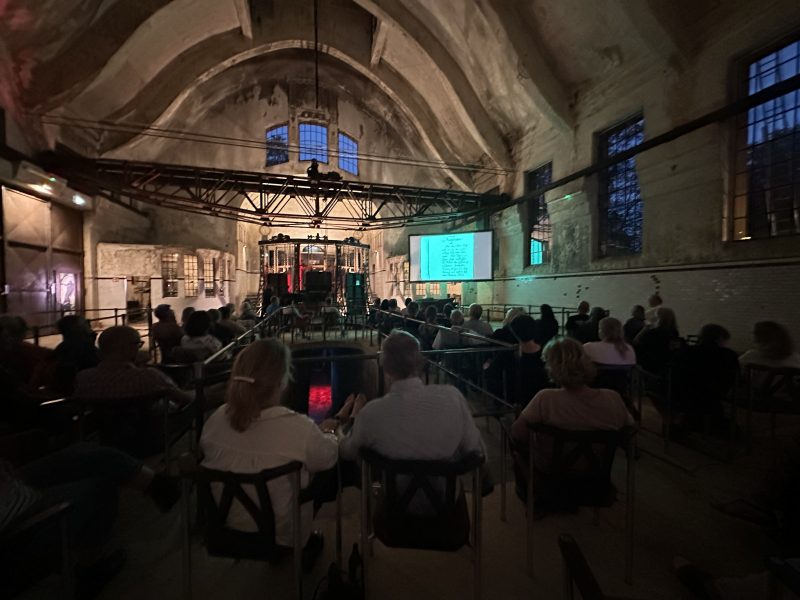 Vortrag und Präsentation vor Publikum