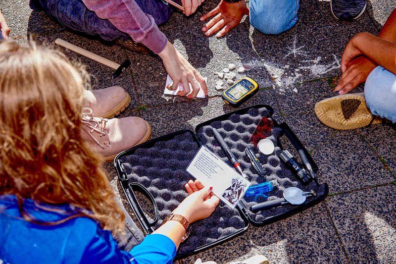 Material der Geocaching-Schatzsuche für Kinder