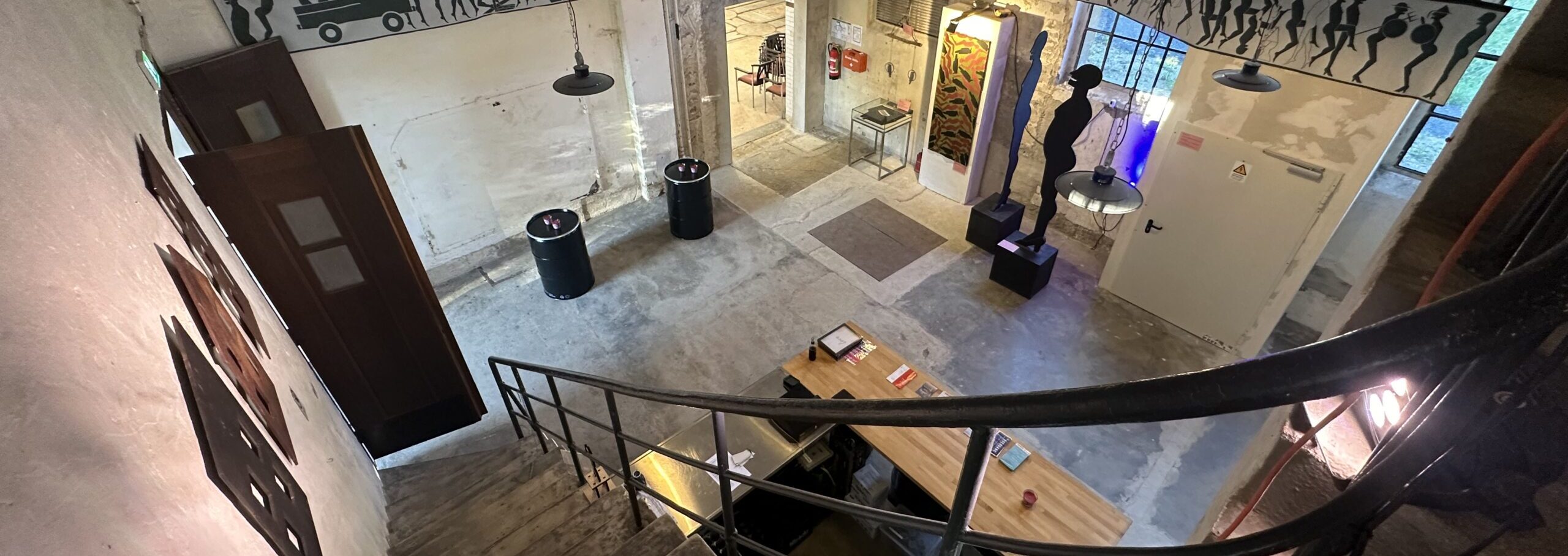 Historisches Foyer mit Klärbar und Empfangsbereich