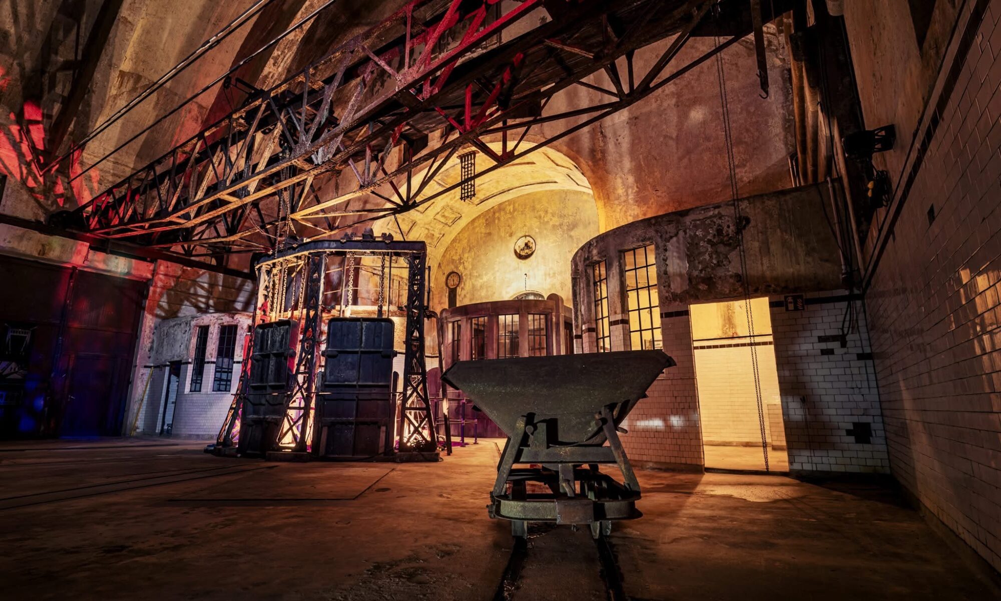 Klärhalle mit historischen Einbauten und Architekturbeleuchtung