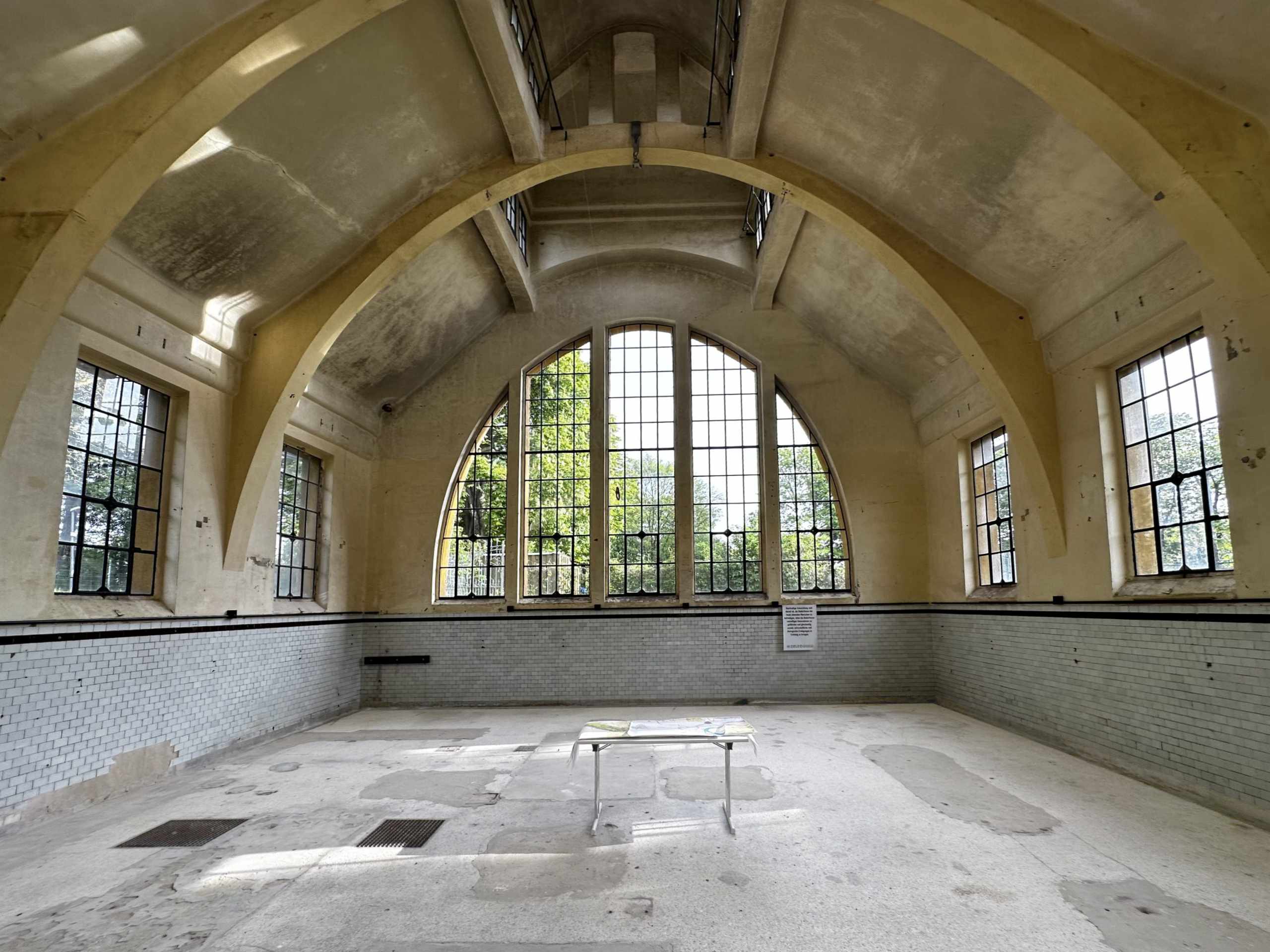 Lichtdurchflutete Pumpenhalle mit hohen Rundbogenfenstern