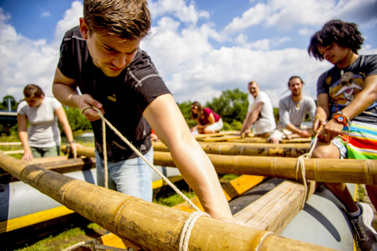 Floßbau als Teamevent auf der Ruhr