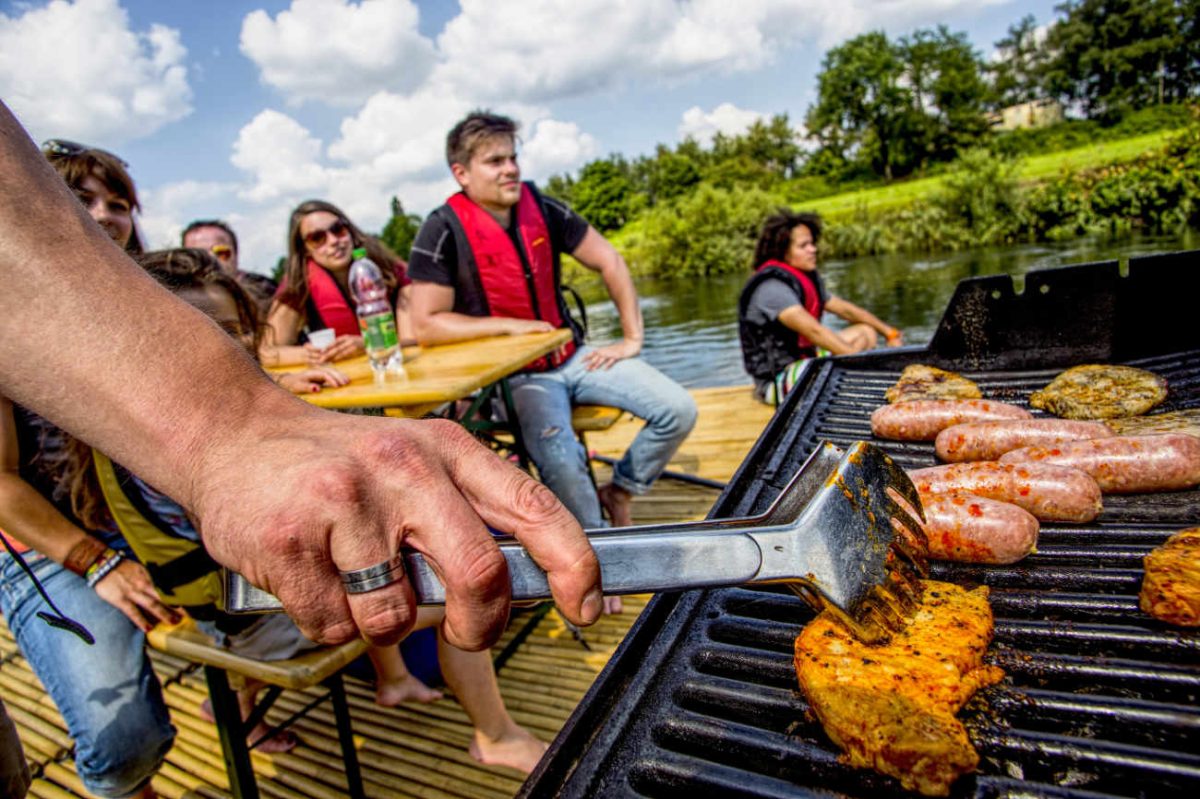 Floßfahrt auf der Ruhr, ein Grill ist auf Wunsch mit an Bord