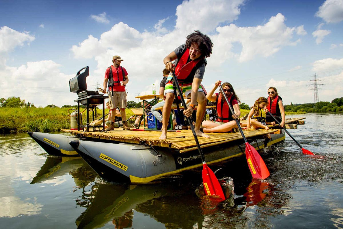 Junggesellinnenabschied / Junggesellenabschied: auf dem Floß, auf der Ruhr
