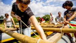 Floßbau als Teamevent auf der Ruhr