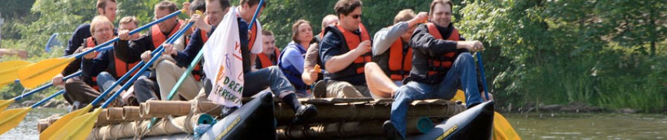Team beim Floßbau am Wasser