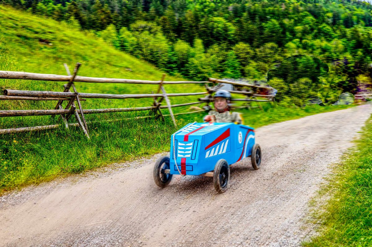 kreative Bauphase, Rennspaß & professionelles Teambuilding. Ideal für Firmen, Abteilungen & große Gruppen.